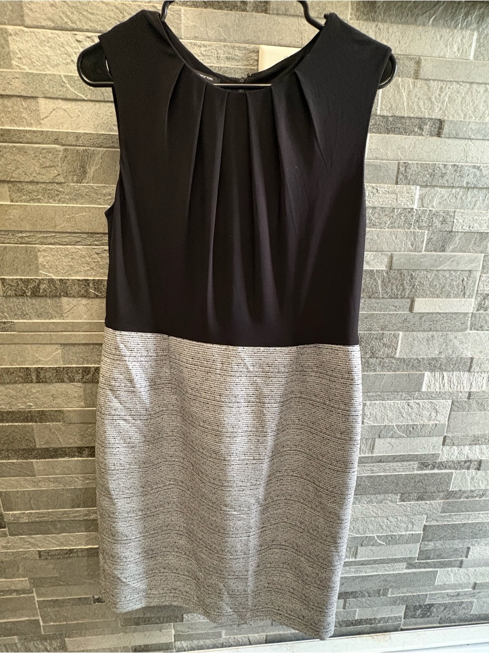 Jones New York Black and Gray Sleeveless Midi Sheath Dress